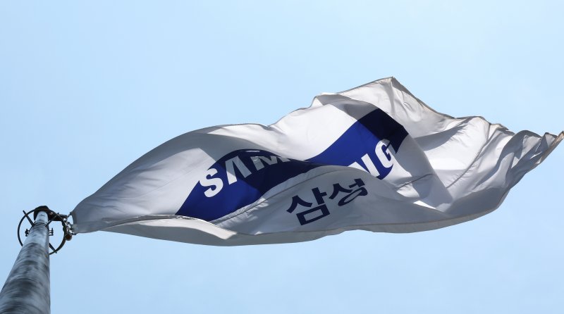 서울 서초구 삼성전자 서초사옥에 삼성 깃발이 바람에 펄럭이고 있다./뉴스1 ⓒ News1 장수영 기자