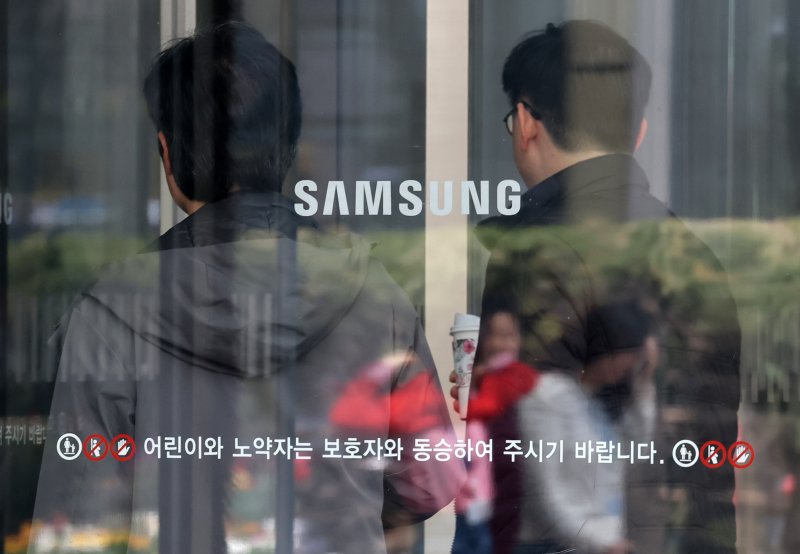 서울 서초구 삼성전자 서초사옥에서 관계자들이 드나들고 있다.//뉴스1 ⓒ News1 박세연 기자