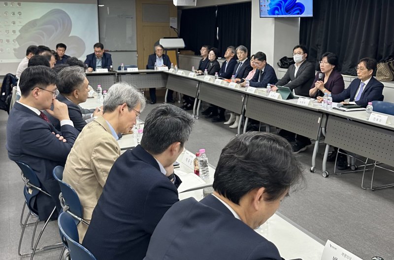 교육부 관계자들과 의과대학 학장단이 간담회를 갖고 있다. /뉴스1 ⓒ News1 박지혜 기자