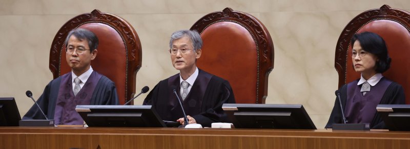 [서울=토토 사이트 바카라] 사진공동취재단 = 조희대 대법원장을 비롯한 대법관들이 1일 서울 서초구 대법원에서 이재명 더불어민주당 대선 후보의 공직선거법 위반 사건과 관련한 전원합의체 선고를 위해 대심판정에 착석해 있다. 2025.05.01. photo@newsis.com
