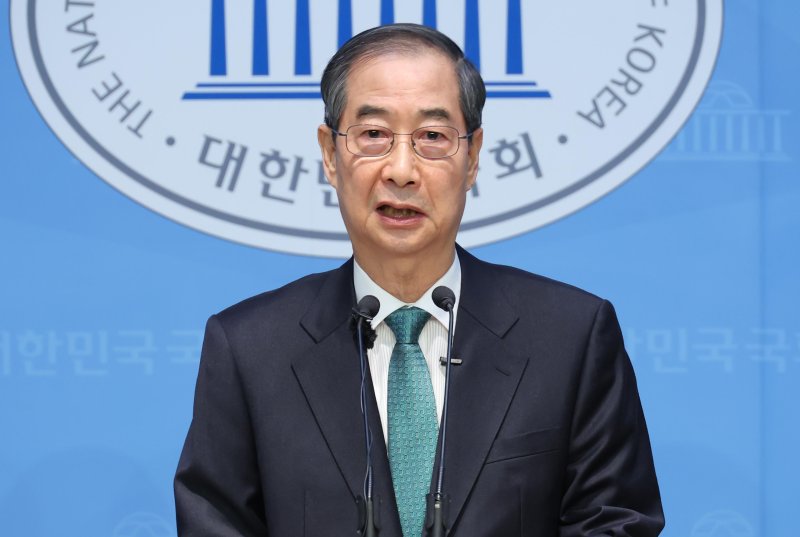 [서울=토토 사이트 바카라] 고승민 기자 = 한덕수 전 국무총리가 2일 서울 여의도 국회 소통관에서 대선 출마 기자회견을 하고 있다. 2025.05.02. kkssmm99@newsis.com