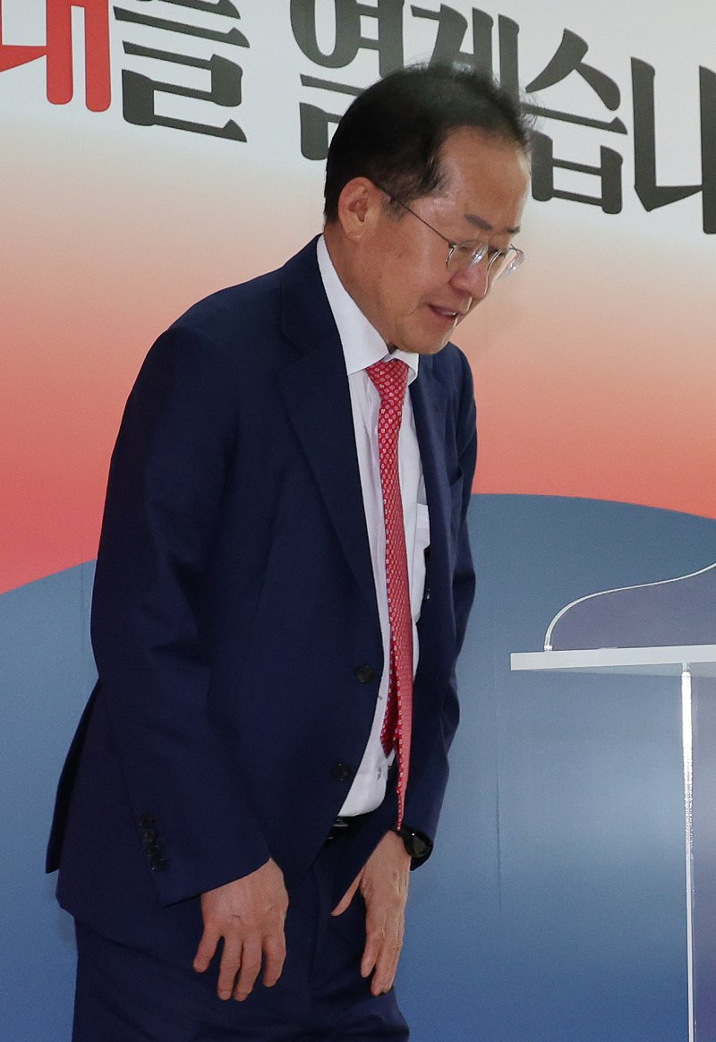 [서울=토토 사이트 바카라] 조성우 기자 = 국민의힘 제21대 대통령 선거 경선에서 탈락한 홍준표 후보가 29일 오후 서울 영등포구 여의도 캠프 사무실에서 열린 기자회견에 참석해 인사하고 있다. 2025.04.29. xconfind@newsis.com