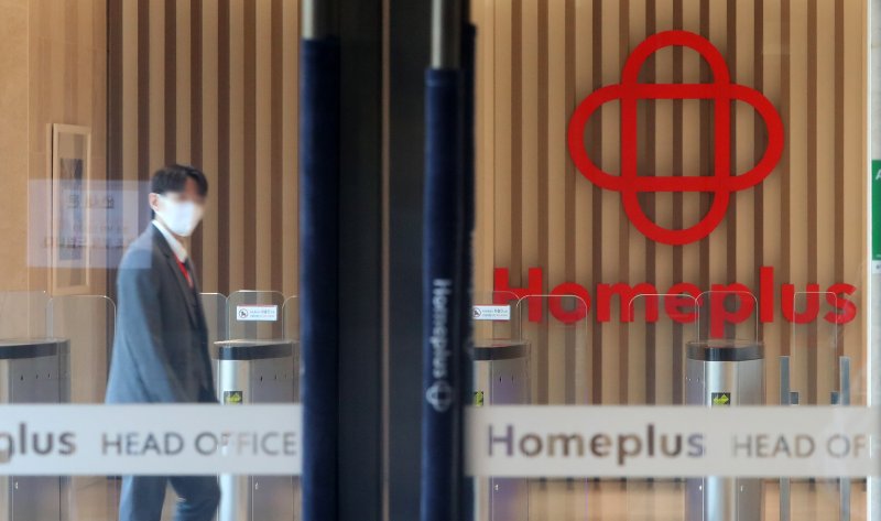 [서울=토토 사이트 바카라] 김혜진 기자 = 검찰이 '홈플러스 사태' 관련 본사 압수수색에 나선 28일 오전 서울 강서구 홈플러스 본사 모습.서울중앙지검 반부패수사3부(부장검사 이승학)는 28일 오전부터 특정경제범죄 가중처벌 등에 관한 법률 위반(사기), 자본시장법 위반 등 혐의로 MBK파트너스, 홈플러스 본사와 관련자들 주거지도 포함된 것으로 알려졌다. 홈플러스와 MBK파트너스는 신용 등급 강등이 예측된 상황에서 기초유동화증권(ABSTB)을 발행하고 판매해 투자자들에게 피해를 입힌 혐의를 받는다. 2025.04.28. jini@newsis.c