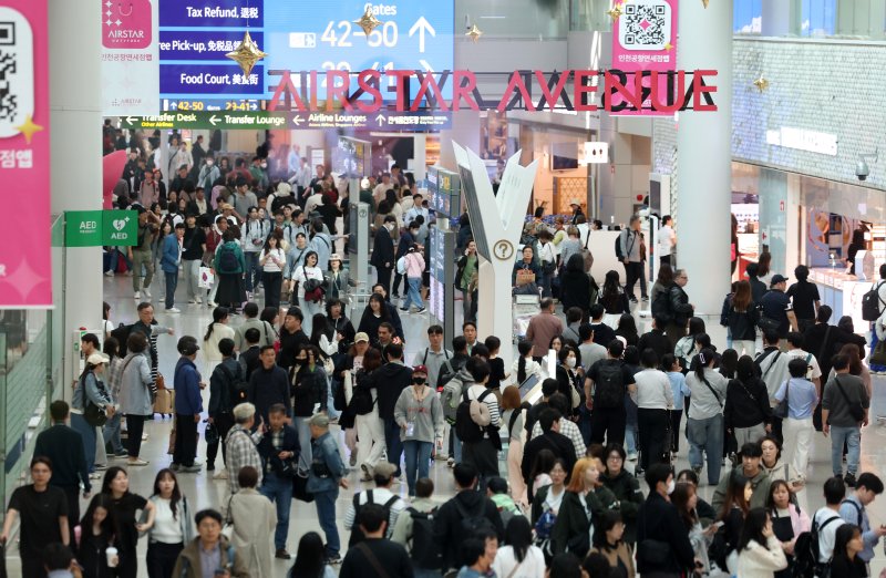 [인천공항=토토 사이트 바카라] 이영환 기자 = 연휴를 앞둔 2일 오전 서울 인천국제공항 제1여객터미널 출국장 면세구역이 여행객들로 붐비고 있다. 2025.05.02. 20hwan@newsis.com