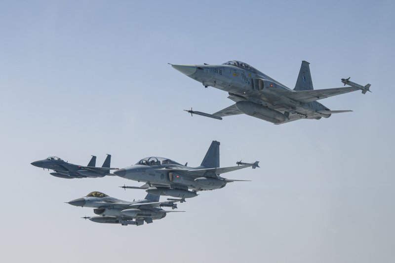 편대비행하고 있는 한미공군 전투기. 왼쪽부터 韓 F-15K, 美 F-16, 韓 KF-16, F-5. (공군 제공. 재판매 및 DB 금지) 2025.4.18/뉴스1 ⓒ News1 이연주 기자