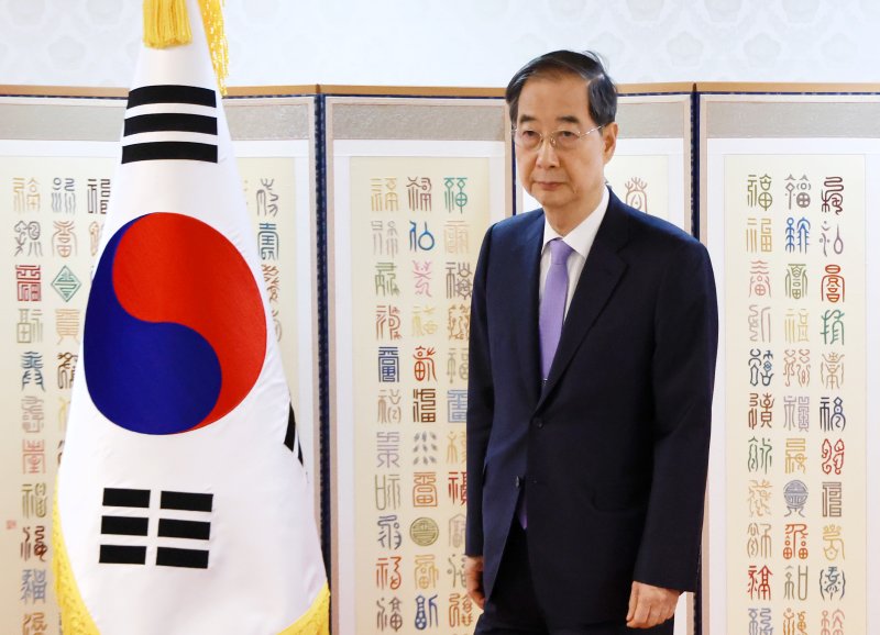 [서울=뉴시스] 최진석 기자 = 한덕수 사설 바카라 권한대행 국무총리가 29일 정부서울청사에서 열린 재외공관장 신임장 수여식에 참석하고 있다. (사설 바카라실통신사진기자단) 2025.04.29. myjs@newsis.com