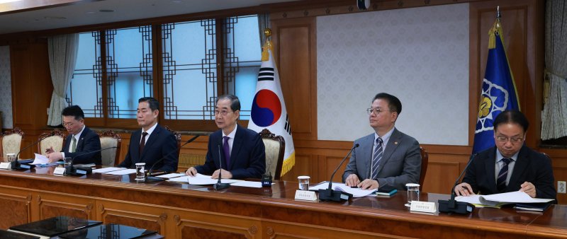[서울=뉴시스] 고범준 기자 = 한덕수 사설 바카라 권한대행 국무총리가 1일 서울 종로구 정부서울청사에서 열린 안보관계장관회의에서 발언하고 있다. 2025.05.01. bjko@newsis.com