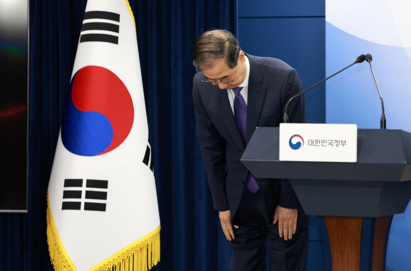 [서울=뉴시스] 고범준 기자 = 한덕수 사설 바카라 권한대행 국무총리가 1일 서울 종로구 정부서울청사에서 대국민 담화를 하기 전 고개숙여 인사하고 있다. 2025.05.01. bjko@newsis.com