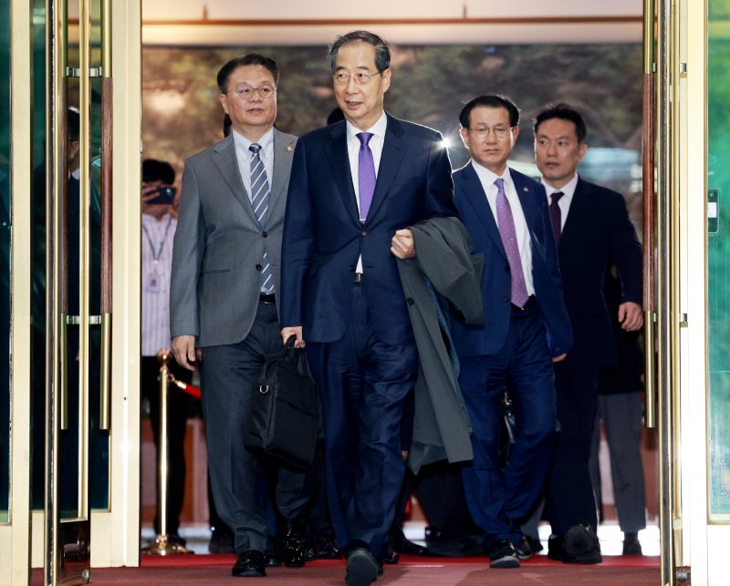 [서울=뉴시스] 고범준 기자 = 총리직 사퇴를 발표한 한덕수 사설 바카라 권한대행 국무총리가 1일 서울 종로구 정부서울청사에서 열린 퇴임식을 마치고 청사를 떠나고 있다. 2025.05.01. bjko@newsis.com