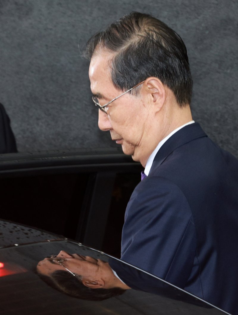 [서울=뉴시스] 고범준 기자 = 총리직 사퇴를 발표한 한덕수 사설 바카라 권한대행 국무총리가 1일 서울 종로구 정부서울청사에서 열린 퇴임식을 마치고 준비된 차량에 탑승하고 있다. 2025.05.01. bjko@newsis.com