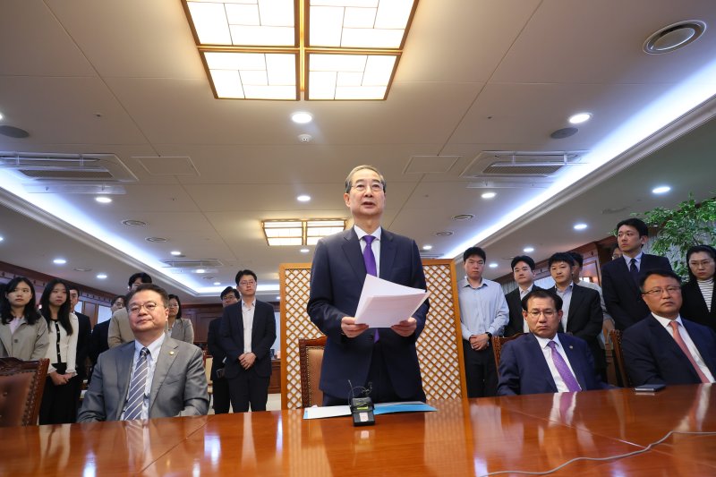 [서울=뉴시스] 고범준 기자 = 총리직 사퇴를 발표한 한덕수 사설 바카라 권한대행 국무총리가 1일 서울 종로구 정부서울청사에서 대국민 담화를 마치고 직원들 앞에서 발언하고 있다. (사진=국무총리실 제공) 2025.05.01. photo@newsis.com *재판매 및 DB 금지