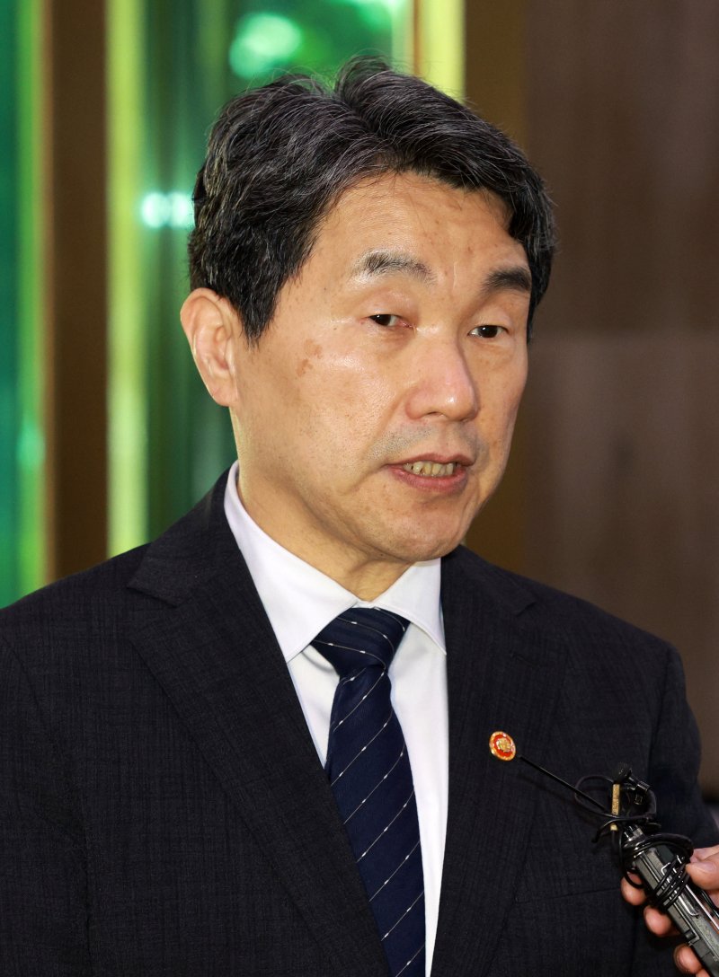 [서울=뉴시스] 고범준 기자 = 이주호 사설 바카라 권한대행 부총리 겸 교육부 장관이 2일 서울 종로구 정부서울청사로 출근하며 취재진 질문에 답하고 있다. 2025.05.02. bjko@newsis.com