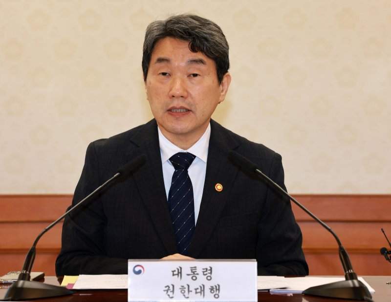 [서울=뉴시스] 고범준 기자 = 이주호 사설 바카라 권한대행 부총리 겸 교육부 장관이 2일 서울 종로구 정부서울청사에서 열린 긴급 국가안전보장회의(NSC)에서 발언하고 있다. 2025.05.02. bjko@newsis.com