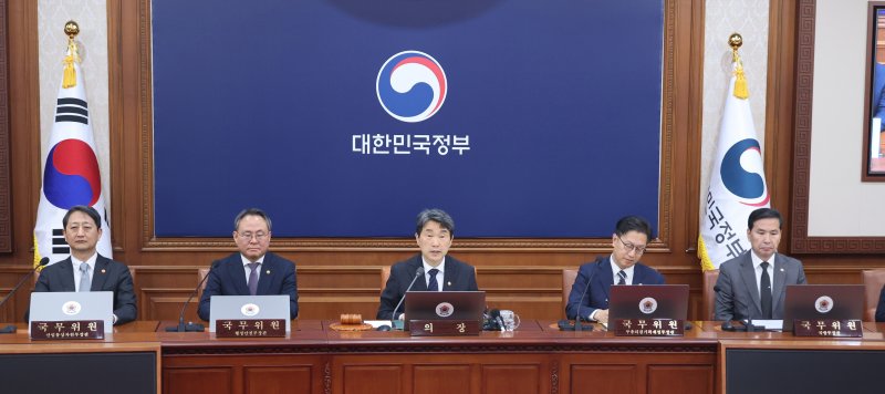 [서울=뉴시스] 고범준 기자 = 이주호 사설 바카라 권한대행 부총리 겸 교육부 장관이 2일 서울 종로구 정부서울청사에서 열린 임시 국무회의에서 발언하고 있다. (사설 바카라실통신사진기자단) 2025.05.02. bjko@newsis.com