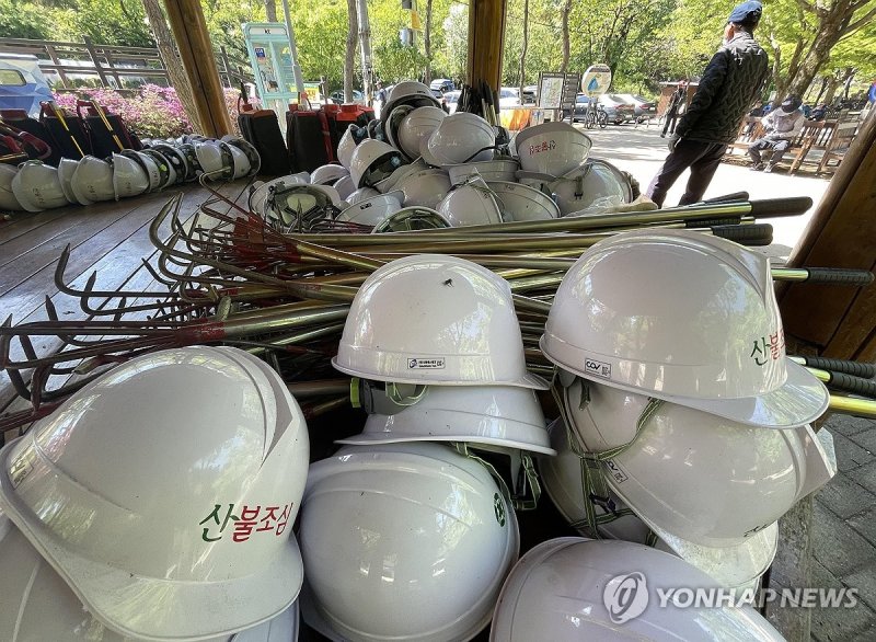 쌓여 있는 진화장비 (출처=연합뉴스)