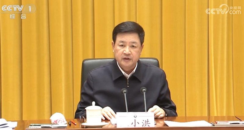 [서울=뉴시스]중국이 미국과 무역 협상을 시작할 수 있도록 합성마약 펜타닐 문제에서 도널드 트럼프 행정부의 우려를 해소할 방안을 모색하며, 대화를 제안하는 것을 검토하고 있다고 월스트릐트저널(WSJ)이 2일(현지 시간) 사안에 정통한 관계자를 인용해 보도했다. 사진은 중국 국가마약퇴치위원회 주임을 맡고 있는 왕샤오훙 국무위원 겸 공안부장(장관)이 2023년 12월 7일 전국 마약퇴치 회의에서 발언하고 있는 모습. <사진출처: 중국중앙 TV 캡쳐 alt=