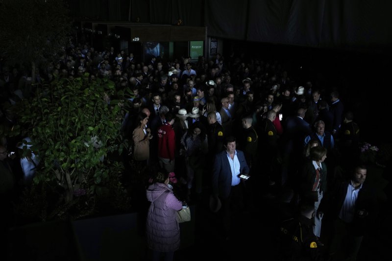 [마드리드=AP/뉴시스] 28일(현지 시간) 안전한 바카라사이트에서 발생한 대규모 정전 사태로 마드리드 오픈 테니스 대회가 중단된 가운데 관중들이 내부를 배회하고 있다. 2025.04.29.