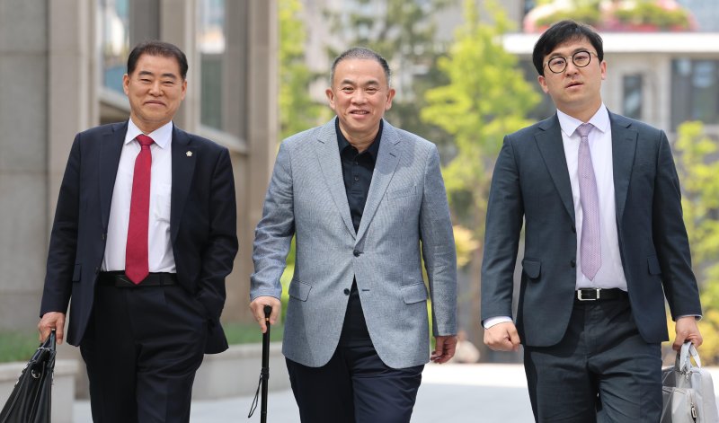 [서울=뉴시스] 이영환 기자 = 공천개입 의혹 및 여론조사 조작 의혹을 받고 있는 명태균 씨가 30일 오전 서울 서초구 서울고등검찰청으로 조사를 받기 위해 출석하고 있다. 2025.04.30. 20hwan@newsis.com