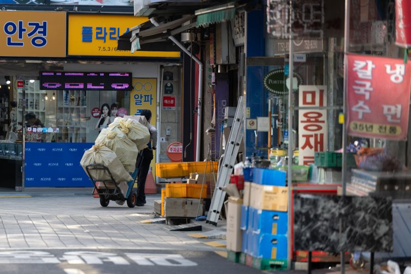 서울 중구 남대문시장에서 한 작업자가 물건을 옮기고 있다. /뉴스1 ⓒ News1 이승배 기자