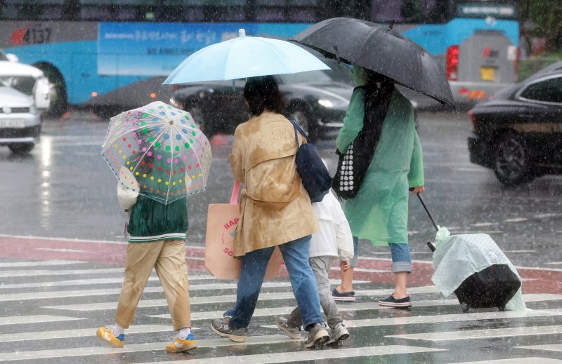 서울 중구 서울광장에서 우산을 쓴 시민들이 발걸음을 옮기고 있다. 2025.5.1/네임드카지노1 ⓒ News1 김진환 기자