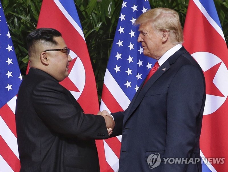 2018년 지방선거 하루 전날인 6월 12일 싱가포르에서 만난 북미 정상. 연합뉴스