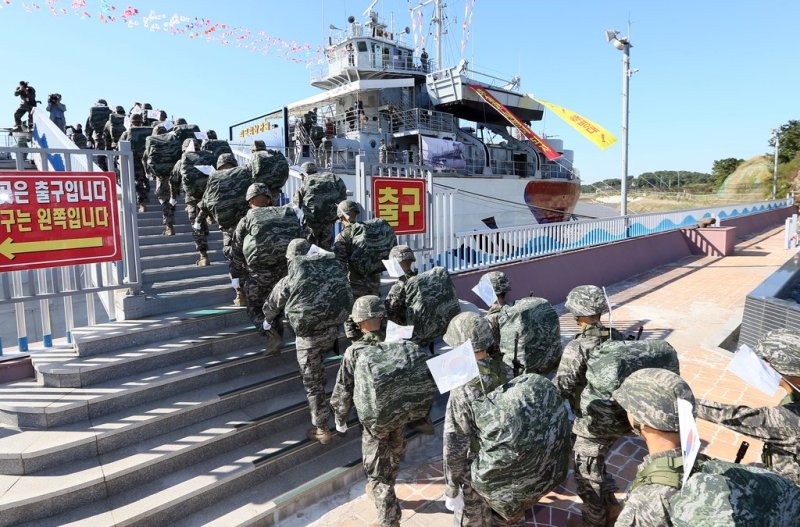베트남전 출정 재연하는 해병대 청룡부대원들 (출처=연합뉴스)
