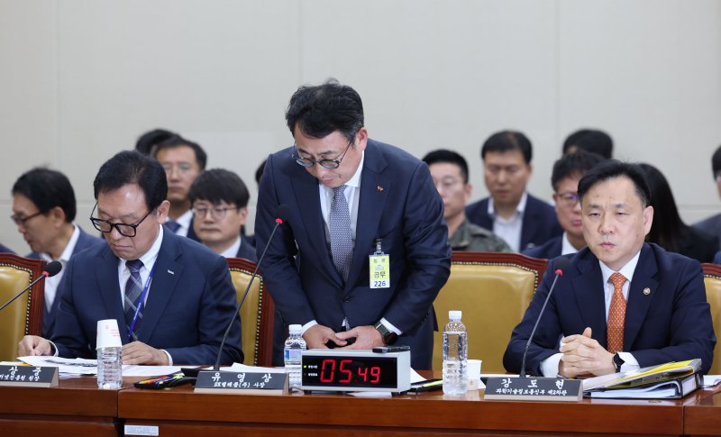 [서울=뉴시스] 권창회 기자 = 30일 오전 서울 여의도 국회에서 열린 과학기술바카라 가상 머니 사이트방송통신위원회 전체회의에서 유영상 SKT텔레콤 사장이 최근 유심 해킹사태에 따른 사과를 하고 있다. 2025.04.30. kch0523@newsis.com