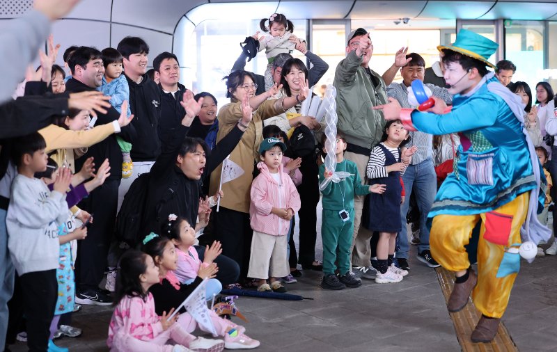 1일 서울 동대문디자인플라자(DDP)에 개장한 DDP 봄축제 디자인테마파크를 찾은 가족들이 즐거운 시간을 보내고 있다. 2025.5.1/우리카지노추천1 ⓒ News1 박지혜 기자