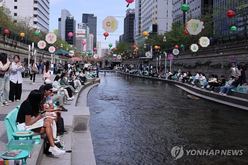 청계천 '책 읽는 맑은 냇가' (출처=연합뉴스)
