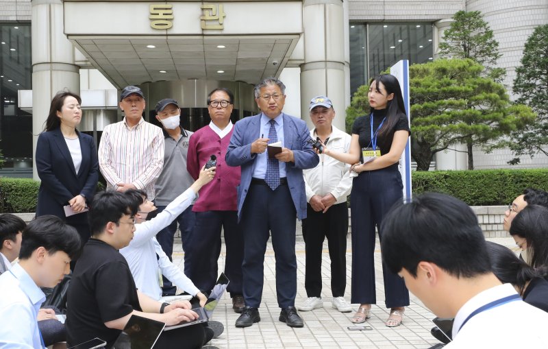 [서울=뉴시스] 최진석 기자 = 민주사회를 위한 변호사 모임 회장인 조영선 변호사가 지난 2023년 6월 1일 서울 서초구 서울중앙지법에서 열린 무료 바카라사이트 피해자 A 씨가 대한민국을 상대로 낸 손해배상 청구소송 선고기일을 마친 후 기자들의 질문에 답하고 있다. 당일 서울중앙지법 민사합의48부(부장판사 김도균)는 무료 바카라사이트 피해자 A 씨가 국가를 상대로 낸 3억원의 손해배상 청구 소송에서 "피고가 원고에게 9000만원을 지급하라"고 판결했다. (사진=뉴시스DB). 2025.05.03. myjs@newsis.com