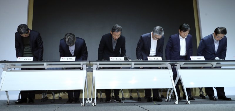 [서울=뉴시스] 최진석 기자 = 황현식 LG유플러스 대표를 비롯한 경영진이 16일 서울 용산구 LG유플러스 용산사옥 대강당에서 열린 LG유플러스 개인정보 유출 및 디도스(DDoS) 공격 관련 기자간담회에서 개인정보 유출 관련 사과 인사를 하고 있다. 왼쪽부터 LG유플러스 이상엽 CTO, 권준혁 부사장, 한 대표, 정수헌 부사장, 최택진 부사장, 박형일 부사장. 2023.02.16. myjs@newsis.com