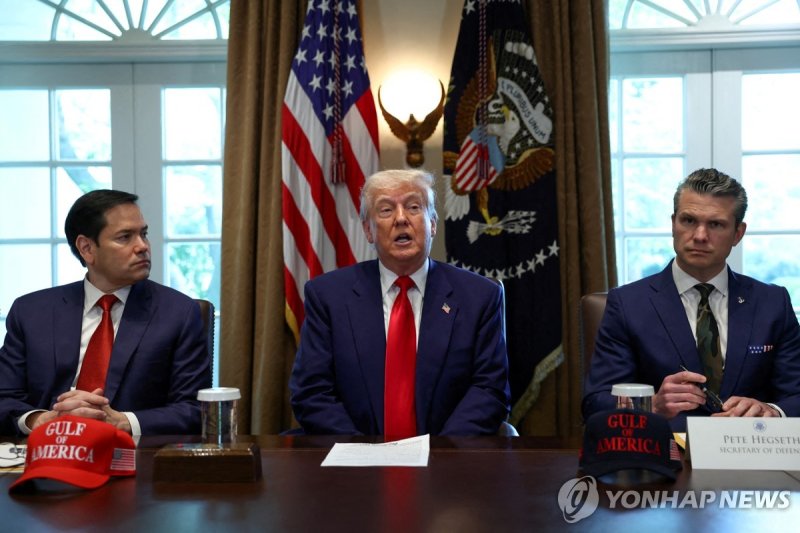 왼쪽부터 미국 루비오 국무장관, 트럼프 대통령, 헤그세스 국방장관 (출처=연합뉴스)