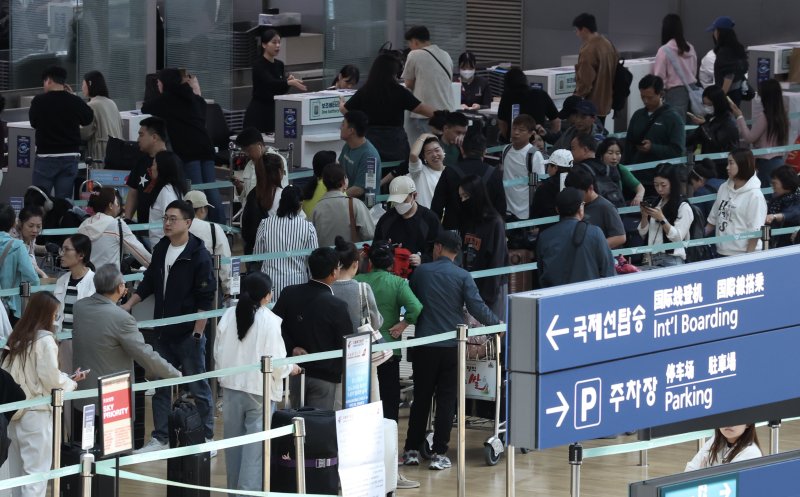 [인천공항=뉴시스] 김명년 기자 = '황금연휴'를 앞둔 29일 오전 인천국제공항 제1여객터미널 출국장에서 여행객들이 탑승수속을 기다리고 있다. 5월 황금연휴 김포와 제주 등 전국 14개 공항을 이용하는 여객이 140만명으로 예상되면서, 이기간 인천공항까지 전국공항을 이용하는 이용객은 288만명이 넘을 것으로 전망된다. 2025.04.27. kmn@newsis.com