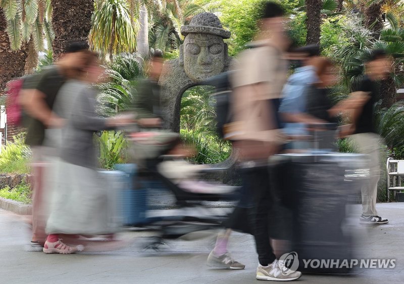 연휴 앞두고 붐비는 제주공항 (출처=연합뉴스)