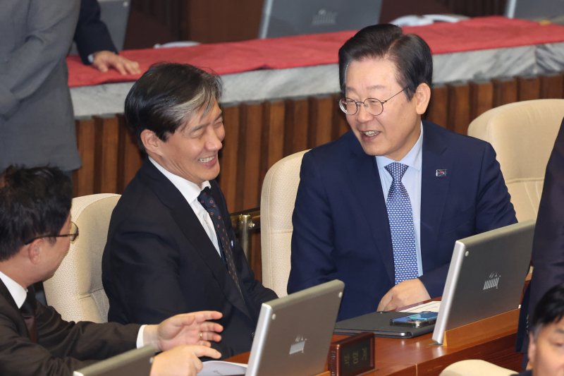 [서울=뉴시스] 조성우 기자 = 이재명(오른쪽) 더불어민주당 대표와 조국 조국혁신당 대표가 28일 오후 서울 여의도 국회에서 열린 제418회국회(정기회) 제13차 본회의에서 대화를 나누고 있다. 2024.11.28. xconfind@newsis.com