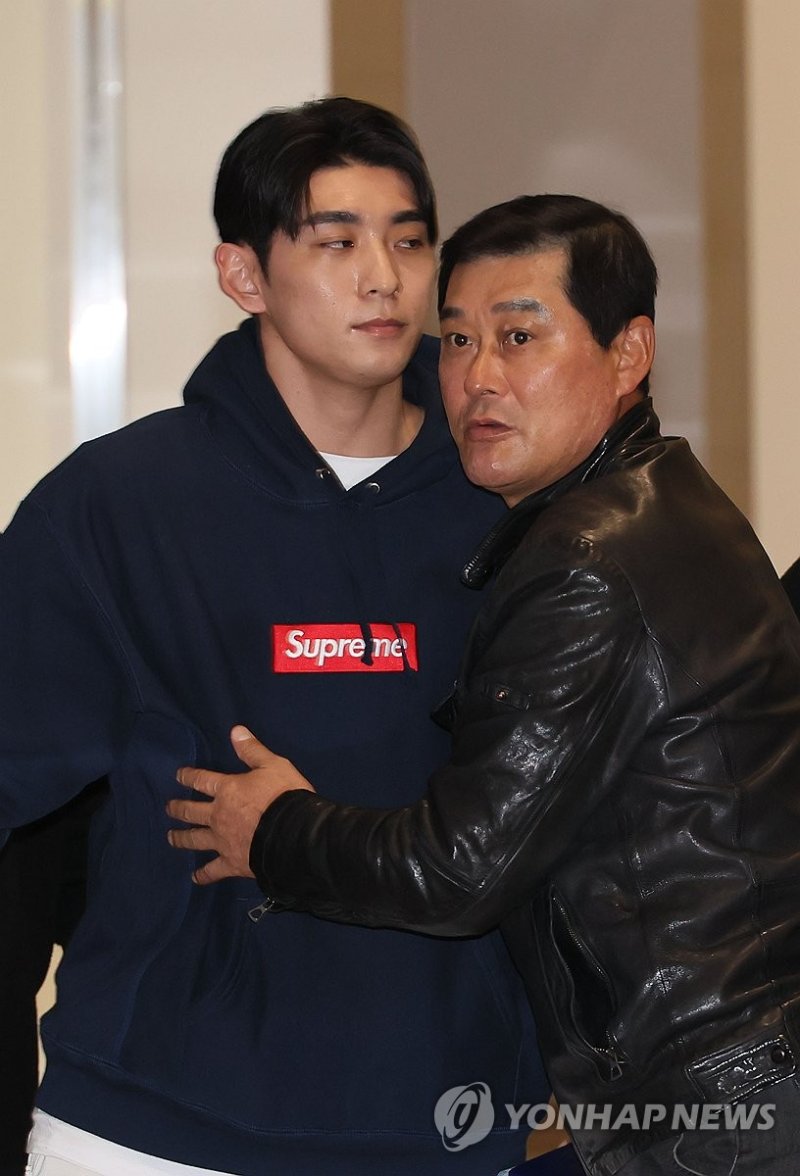 아버지와 인사 나누는 이정후 (출처=연합뉴스)