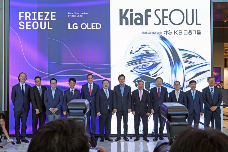 [카지노 룰렛 사이트=뉴시스] 박진희 기자 = 국제 아트페어(미술품 장터) '키아프 서울(Kiaf SEOUL)·프리즈 서울(FRIEZE SEOUL) 2024' 개막식이 열린 4일 서울 강남구 코엑스 전시장에 열리고 있다. 왼쪽부터 네이슨 클레멘 질리스피 프리즈 마스터스 디렉터, 패트릭 리 프리즈 서울 디렉터, 정병국 위원장, 용호성 문화체육관광부 차관, 사이먼 폭스 프리즈 CEO, 구자열 키아프 조직위원장, 오세훈 서울시장, 황달성 화랑협회장, 조성명 강남구청장, 양종희 KB그룹 회장, 이동기 코엑스 사장, 이성훈 화랑협회부회장. 2024.09.