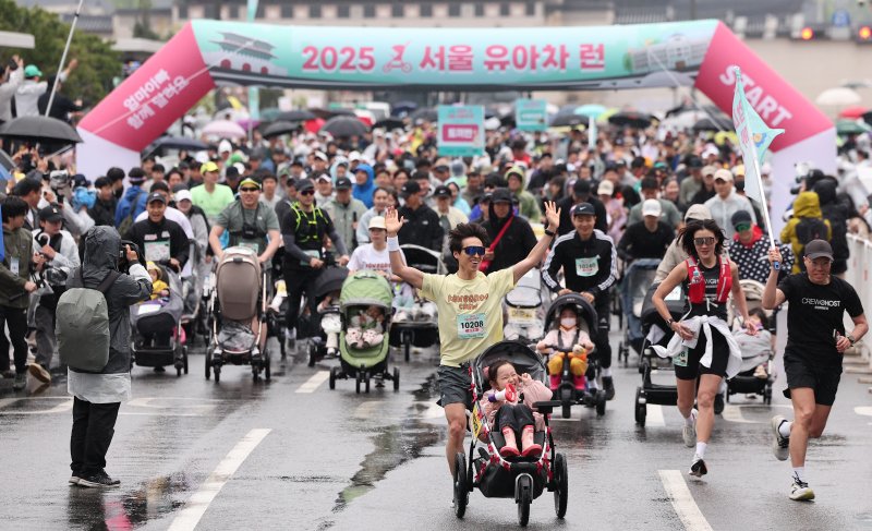 3일 오전 서울 종로구 광화문광장에서 열린 '2025 서울 유아차 런'에서 참가자들이 이색 마라톤을 하고 있다. 2025.5.3/뉴스1 ⓒ News1 김성진 기자