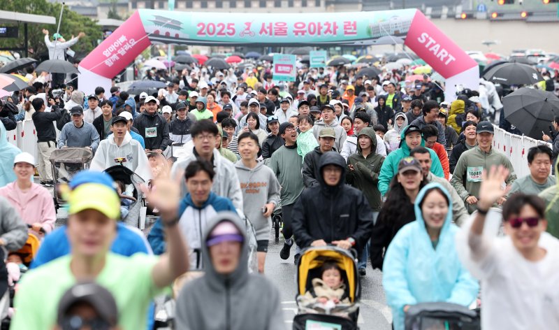 3일 오전 서울 종로구 광화문광장에서 열린 '2025 서울 유아차 런'에서 참가자들이 이색 마라톤을 하고 있다. 2025.5.3/뉴스1 ⓒ News1 김성진 기자