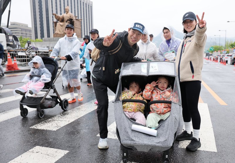 3일 오전 서울 종로구 광화문광장에서 열린 '2025 서울 유아차 런'에서 참가자들이 이색 마라톤을 하고 있다. 2025.5.3/뉴스1 ⓒ News1 김성진 기자