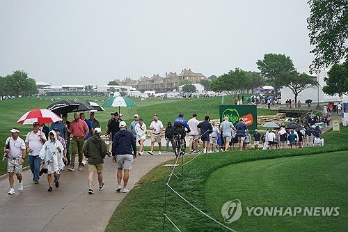 더CJ컵 2라운드 경기가 악천후로 중단되자 경기장을 빠져나오는 갤러리. (출처=연합뉴스)
