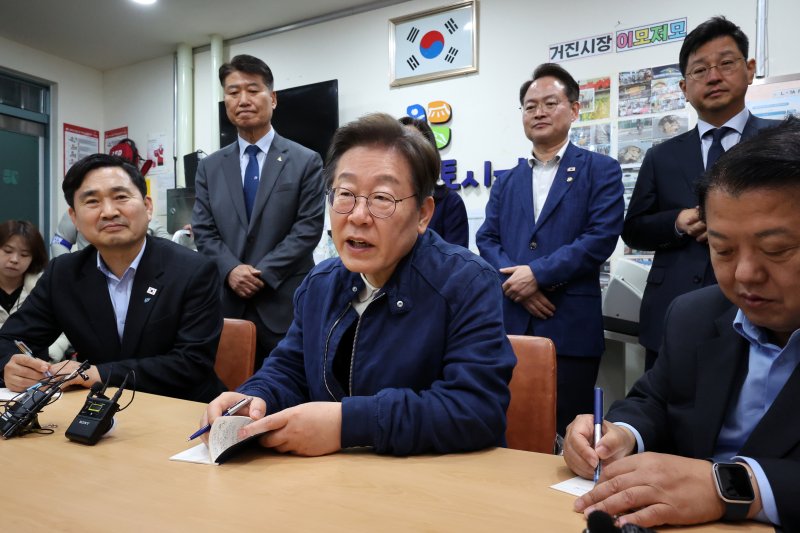 [고성=뉴시스] 조성우 기자 = 민심을 청취하는 '경청 투어'에 나선 이재명 더불어민주당 대선후보가 2일 오후 강원도 고성군 거진전통시장에서 상인회장과 간담회를 하고 있다. 2025.05.02. xconfind@newsis.com