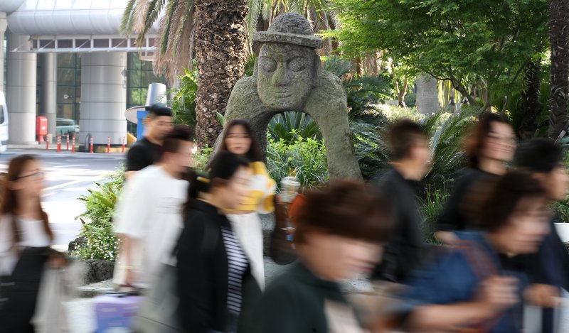 [소닉카지노=뉴시스] 우장호 기자 = 소닉카지노국제공항 1층 도착장이 가족과 연인, 친구들과 소닉카지노를 찾은 관광객들의 발걸음으로 붐비고 있다. 2024.05.03. woo1223@newsis.com
