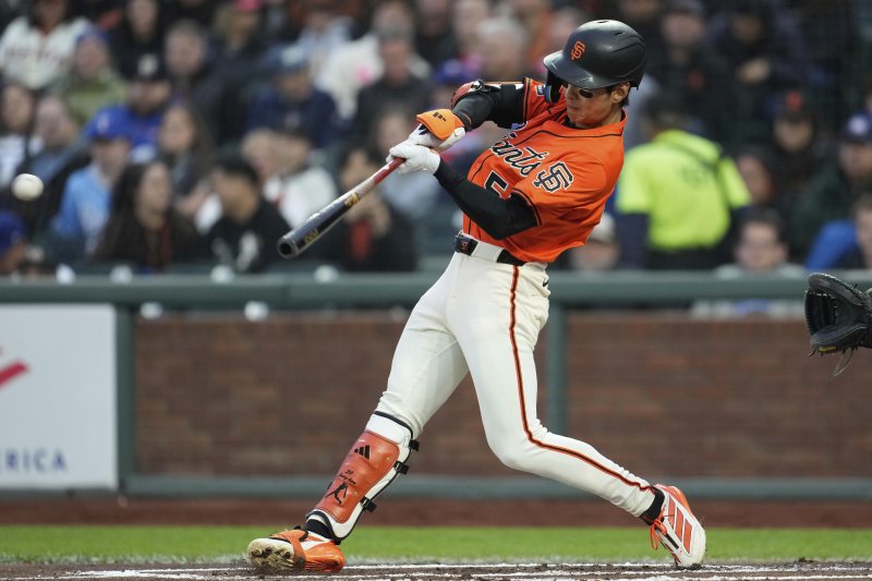 [샌프란시스코=AP/뉴시스] 미국 메이저리그(MLB) 샌프란시스코 자이언츠의 이정후가 26일(한국 시간) 미국 캘리포니아주 샌프란시스코의 오라클 파크에서 열린 2025 MLB 텍사스 레인저스와의 경기 1회말 안타를 치고 있다. 2025.04.26.