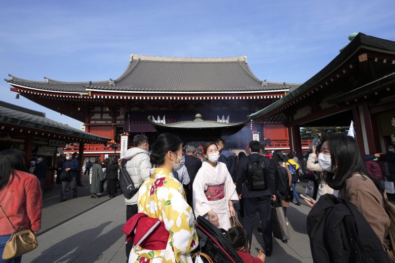 [도쿄=AP/뉴시스]2023년 1월13일 도쿄 센소지(浅草寺) 사찰을 찾은 홍콩 관광객(오른쪽)이 일본에 살고 있는 중일 여성(왼쪽)과 런던에 살고 있는 중국 여동생과 이야기를 나누고 있다. 지난해 일본을 방문한 외국인 관광객은 약 3687만명으로 2023보다 47.1% 증가하며 새로운 최고 기록을 세웠으며, 이들이 일본에서 지출한 돈 역시 2023년 대비 53.4% 급증한 8조1400억엔(75조6600억원)으로 역시 사상 최고 기록을 세웠다. 2025.01.15.