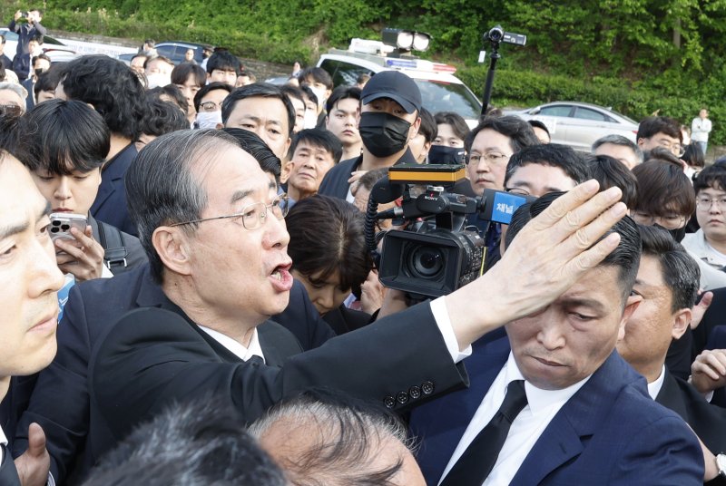 한덕수 전 국무카지노사이트가 지난 2일 국립5.18민주묘역을 참배하려다 시민단체 반발로 입장이 막히자 "나도 호남사람입니다"라고 외치고 있다. /사진=뉴스1