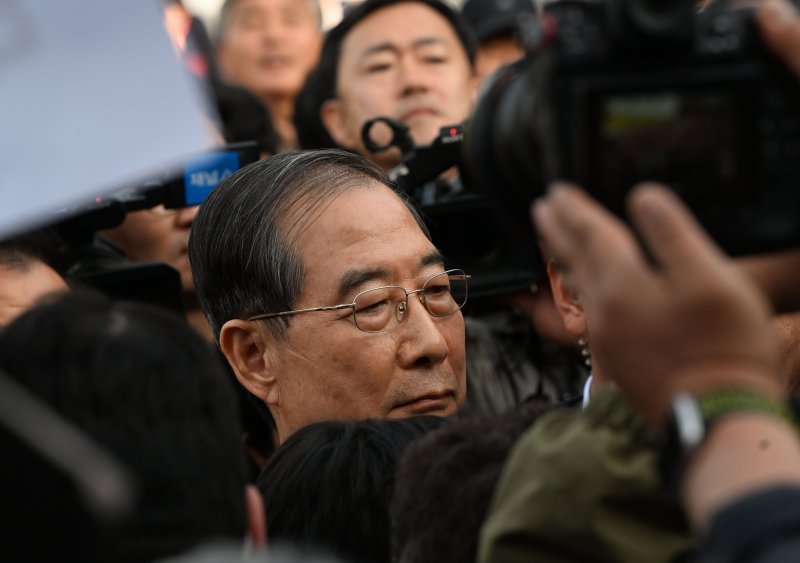 [광주=뉴시스] 김혜인 기자 = 대통령 선거 출마를 선언한 안전한 바카라사이트 전 국무총리가 2일 오후 광주 북구 국립5·18민주묘지 참배를 위해 들어서고 있으나 시민 사회 단체에 가로막혀 앞으로 나아가지 못하고 있다. 2025.05.02. hyein0342@newsis.com