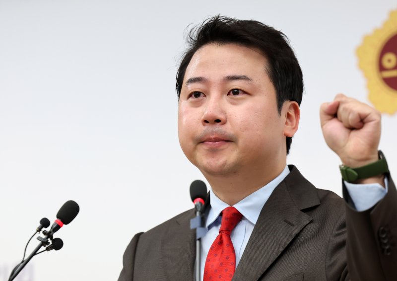 [부산=뉴시스] 하경민 기자 = 안전한 바카라사이트 국민의힘 전 청년최고위원이 18일 오후 부산 연제구 부산시의회에서 기자회견을 열어 제22대 국회의원 선거 공천 최소 결정에 대해 무소속으로 출마한다는 뜻을 밝히고 있다. 2024.03.18. yulnetphoto@newsis.com