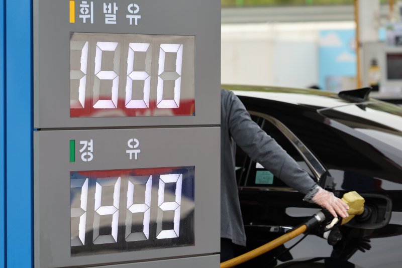 [서울=뉴시스] 김금보 기자 = 27일 서울시내 한 주유소에 기름 판매 벳38이 표시돼 있다. 2025.04.27. kgb@newsis.com