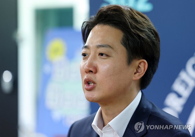 취재진 질문에 답하는 이준석 후보 (출처=연합뉴스)